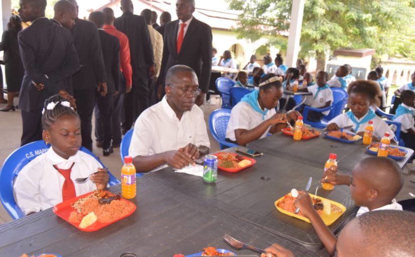 Fête de la Nativité : Matata Ponyo partage un repas avec les élèves du complexe scolaire Mapon